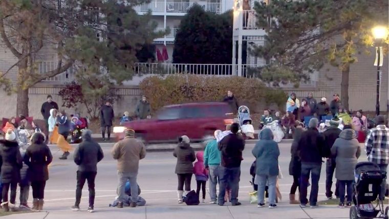【動画】クリスマスパレードに車が猛スピードで突っ込む事故の瞬間